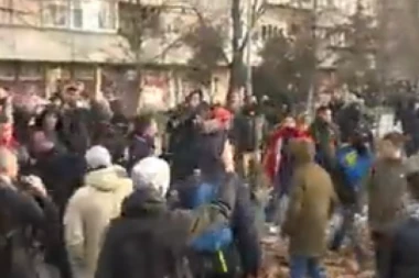 HAOS U NOVOM SADU! ĐILASOVCI I "EKOLOZI" BRUTALNO PREBILI ČOVEKA (VIDEO)