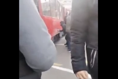 OVO JE VAMA EKOLOGIJA I OČUVANJE? SRAMOTNO! Borba za životnu sredinu svela se na UNIŠTAVANJE TRAMVAJA! (VIDEO)