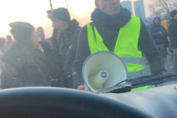 BASTAĆ DIVLJA PO ULICAMA GRADA, LAŽNO SE PREDSTAVLJA KAO EKOLOG: Megafon u ruci, cigara u ustima, naređuje dalje BLOKADE (FOTO)