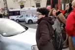 ĐILASOVA SLEDBENICA BILJANA LUKIĆ BLOKIRA SAOBRAĆAJ: Vređa decu i maltretira ženu (VIDEO)