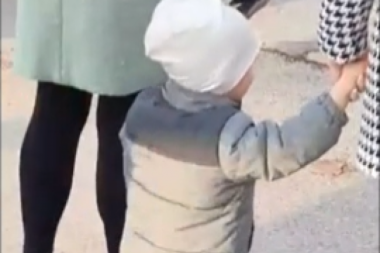 PREPADALI DECU! Lažni ekolozi rasplakali bebu u Nišu! (VIDEO)