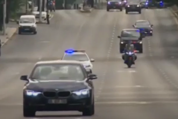 PRONAĐENA AUTO-BOMBA ISPOD POLICIJSKOG VOZILA!  Umalo krvoproliće na mitingu!