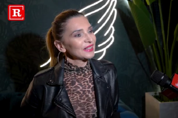 NATALIJA TRIK FX GORI U ŠESTOJ DECENIJI: Skinula se u bikini, pa mlađim koleginicama zadala domaći zadatak! (FOTO)