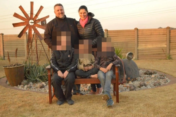 ŠESTOGODIŠNJEG DEČAKA PRED RODITELJIMA NATERALI DA UĐE U RERNU DA BI GA ŽIVOG ISPEKLI! Novi napad na farmere prestrašio svet, u prethodnom su STARICU SILOVALI LAMPOM!