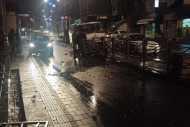 NESREĆA U VOJVODE STEPE! PIJANI SE KOMBIJEM ZAKUCALI U BETONSKI STUB: Dete samo dragi Bog spasio (FOTO)