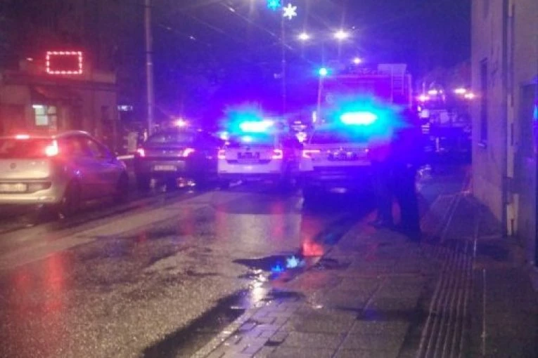 IZREŠETAN POZNATI PEVAČ ISPRED KAFIĆA: Doktori mu jedva spasili život! (FOTO)