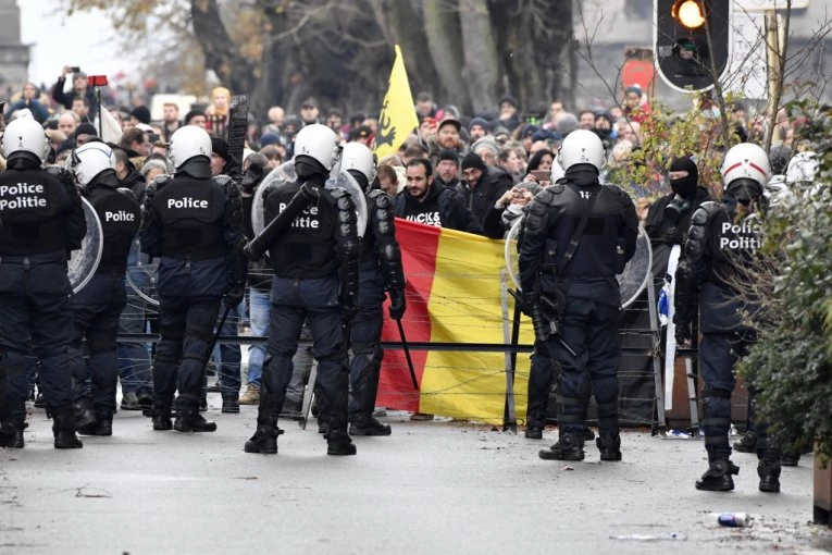 HAOS U CENTRU PRESTONICE: Štrajk 80.000 građana paralisalo saobraćaj! Ni avioni danas nisu poleteli (FOTO)