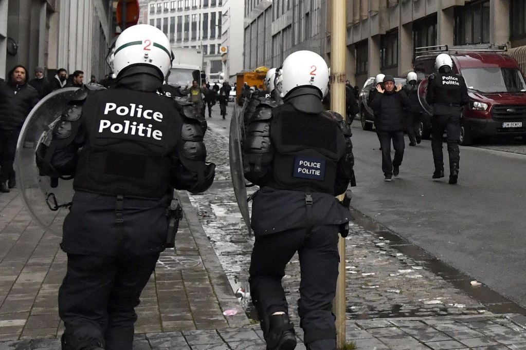 HAOS U BRISELU! POLICIJA IZVRŠILA RACIJU: Pretreseno sedište Evropske narodne stranke!