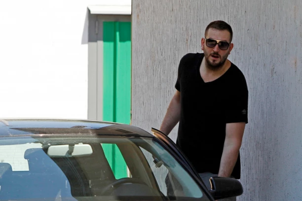 JOŠ JEDAN SKANDAL! KOŠARKAŠ LABOVIĆ DEMOLIRAO SESTRIN STAN! Hitna pomoć ga prebacila u bolnicu "Laza Lazarević"!