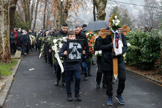 DIRLJIVE SCENE NA SAHRANI MOCE VUKOTIĆA: Legenda ispraćena uz HIMNU PARTIZANA (FOTO + VIDEO)