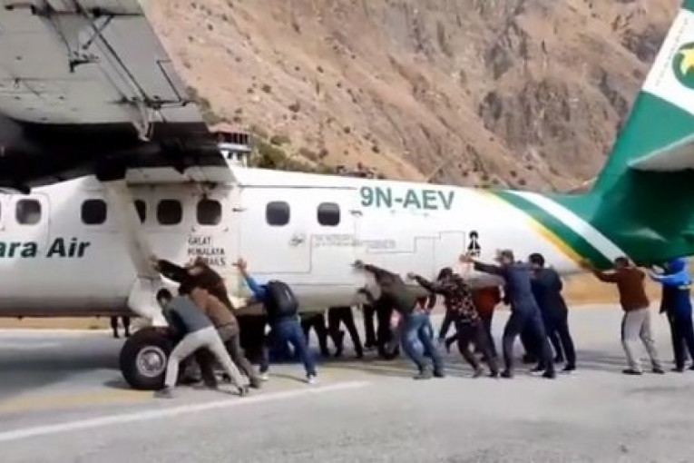 KAO DA JE AUTOBUS IZ "KO TO TAMO PEVA"! Putnici udružili SNAGE pa gurali avion, nestvarne scene na aerodromu! (VIDEO)