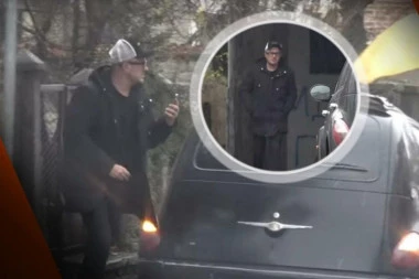 SALE TROPIKO UHVAĆEN NAKON RAZVODA OD JOVANE PAJIĆ ISPRED STANA: Pevač UNEZVEREN, kao muva bez glave! (FOTO)