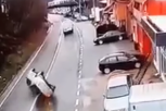 STRAVIČAN SNIMAK SA PUTA NOVI PAZAR - RAŠKA! Auto se prevrnuo na ulici, a ono što su uradila ova dva čoveka ŠOKIRALO JE SVE! (VIDEO)