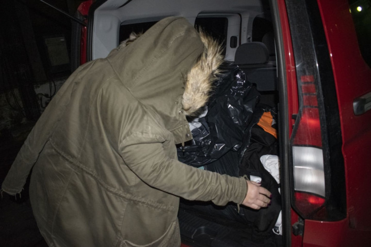 Miljana Kulić rovari po kombiju