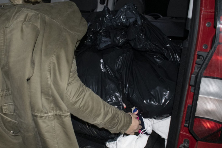 Miljana Kulić rovari po stvarima