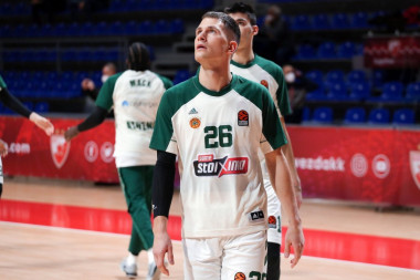 MASTERY FROM ACROSS THE COURT: Nedović scored the MOST SPECTACULAR field goal ever! (VIDEO)