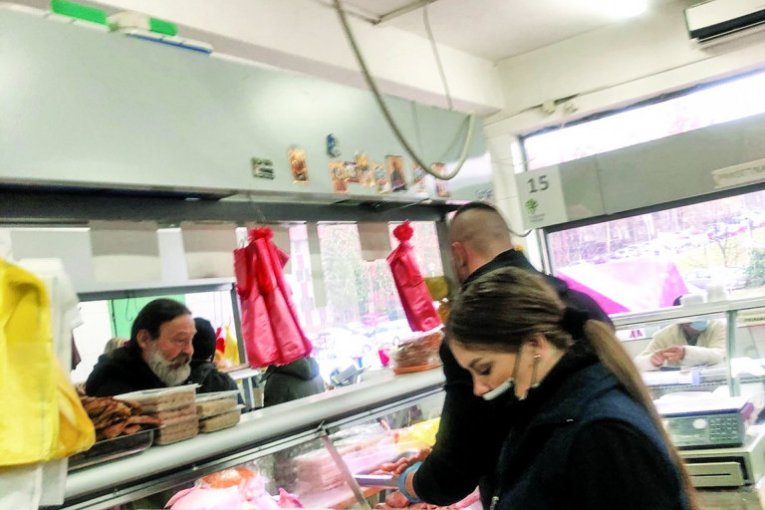 Nataša Rodić i dečko na pijaci