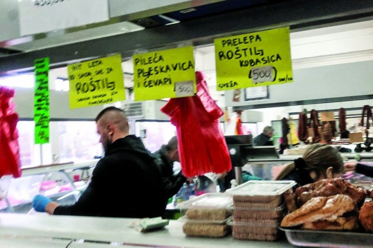 Nataša Rodić sa dečkom prodaje na pijaci