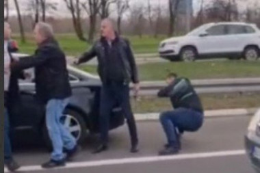 FULL-BLOWN FIGHT ON A HIGHWAY IN BELGRADE: A man fell straight to the ground due to the force of the impact