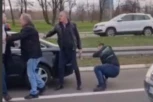 PENDREČENJE NA AUTO-PUTU U BEOGRADU: Muškarac od jačine udarca pao na asfalt (VIDEO)
