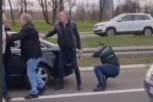 PENDREČENJE NA AUTO-PUTU U BEOGRADU: Muškarac od jačine udarca pao na asfalt (VIDEO)