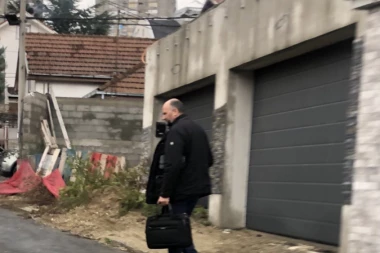 STIGLI ADVOKATI KOD BELIVUKA I MILJKOVIĆA: Opsadno stanje ispred kuća nakon hapšenja žena