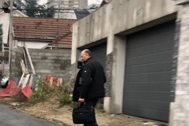 STIGLI ADVOKATI KOD BELIVUKA I MILJKOVIĆA: Opsadno stanje ispred kuća nakon hapšenja žena