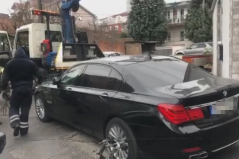 ŠLEP SLUŽBA U PROBLEMU, VRATILI ODUZETI AUTOMOBIL U GARAŽU: Velja i Mare masakrirali ljude, a u vozilu držali SIMBOLE PRAVOSLAVNE VERE! (VIDEO)