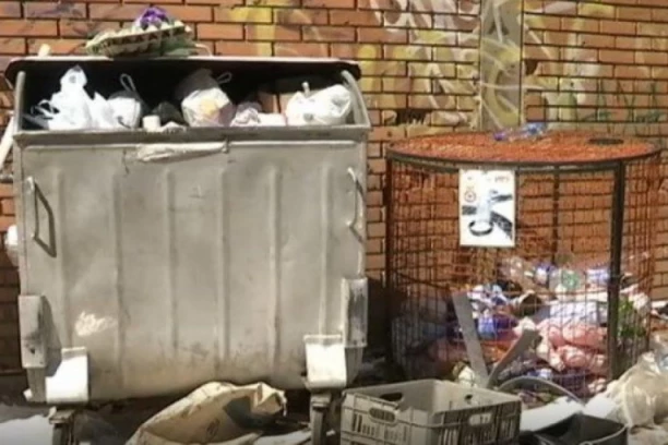 HOROR U DVORIŠTU MEDICINSKE ŠKOLE NA ZVEZDARI: Smeće svuda oko betonskih kanti!