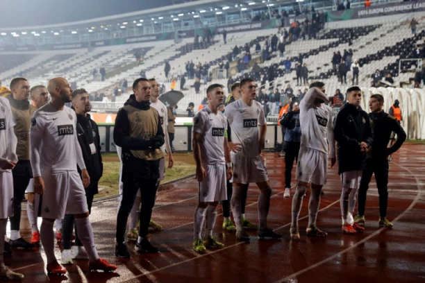 LEGENDA ZAGRMELA, GROBARI SE OBRUKALI: Kiprani su održali NAVIJAČKI čas!