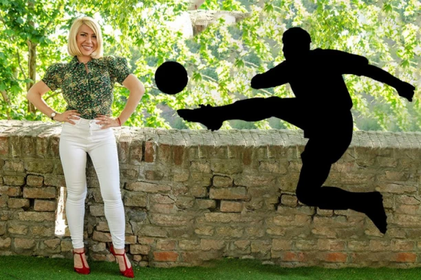 JOVANA JEREMIĆ OSVOJILA SRCE FUDBALERA? Šalje joj cveće, LJUBAVNE CEDULJE, moli je da se preseli kod njega, a na OVO je VODITELJKA PALA!
