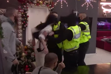 PLJUVANJE I ŠUTIRANJE! Potpuni HAOS u Zadruzi: Tara NASRNULA na nju, OBEZBEĐENJE IH JEDVA RAZDVOJILO! (VIDEO)