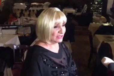 VESNA ZMIJANAC NAPADNU DA JE LOPOV: Pevačicu razapeli zbog koncerta, OPŠTI HAOS, narod želi NOVAC NAZAD! (FOTO)