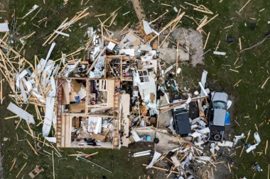 APOKALIPTIČNE SCENE: Najmanje 50 osoba poginulo u Kentakiju, TORNADO pustoši sve pred sobom! (VIDEO)