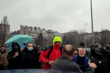 POKUŠAJ LINČA NA PROTESTU: Demonstranti nasrnuli na čoveka i razlupali mu auto! (VIDEO)