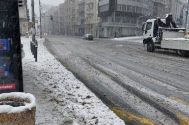 PALO DRVO NA AUTOMOBIL! Najmanje jedna osoba zaglavljena u Omladinskih brigada, sneg pravi OGROMNE PROBLEME!