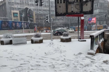 SNEG NAPRAVIO POTPUNI HAOS: Beli se cela Srbija, autobusi proklizavaju po putevima, sudari na svakom ćošku... (FOTO)