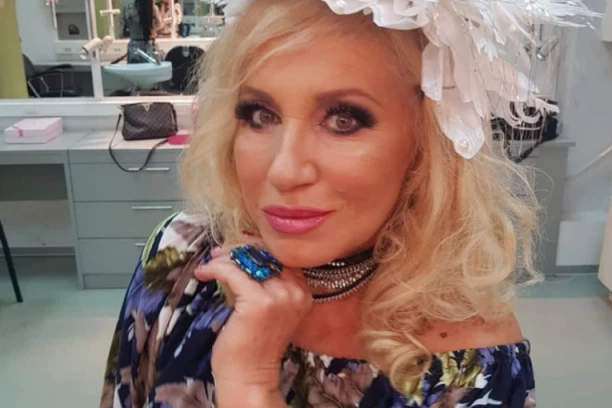 NADA TOPČAGIĆ IMA MLADALAČKI DUH, A PO MLAĐE LICE OTIŠLA KOD PLASTIČARA: Pevačica rešila da se zategne u OSMOJ DECENIJI (VIDEO)