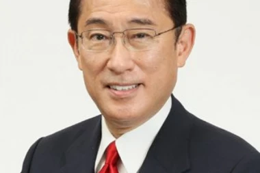 NAPADNUT PREMIJER JAPANA: Na Kišidu bačena dimna bomba kad je krenuo da održi govor (VIDEO)