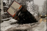 NEVEROVATNA SCENA NA VOŽDOVCU: Otvorio se asfalt, kamion UPAO U RUPU! (VIDEO)