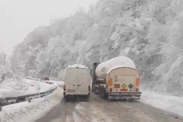 U OVE KRAJEVE SRBIJE NE KREĆITE BEZ ZIMSKE OPREME! Snega ima na više putnih pravaca!