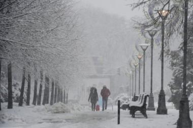 SNEG OKOVAO EVROPU, U KANADI BEZ STRUJE: U Beču haos u saobraćaju, u Sloveniji napadalo 80 centimetara snega