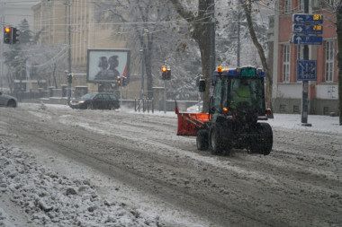 OPREZ ZBOG POLEDICE! Vozače očekuju pravi zimski uslovi vožnje