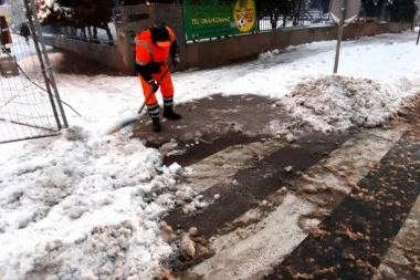 GRADSKA ČISTOĆA RADI PUNOM PAROM: U toku je intenzivno uklanjanje snega sa beogradskih ulica, na terenu 380 komunalnih radnika