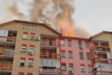 VELIKI POŽAR U NOVOM SADU: Gori krov na zgradi u naselju Liman (VIDEO)
