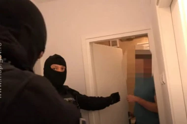 SNIMAK FILMSKE AKCIJE "ARMAGEDON": Pedofili mamili  decu na društvenim mrežama