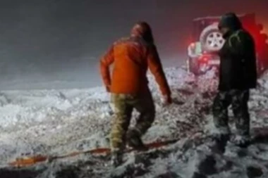 VATROGASCI SPASLI DVOJE MLADIH! Bili zavejani na Maljenu!