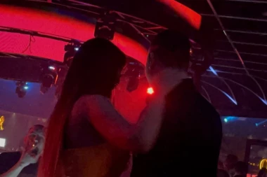 ANA RADULOVIĆ U DRUŠTVU ZGODNOG MUŠKARCA: Voditeljka lumpovala do JUTRA, a svi su gledali u NJEGA! (VIDEO)