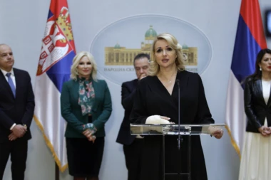 PRVE FOTOGRAFIJE MINISTARKE KISIĆ SA POLOMLJENOM RUKOM: Ovako izgleda nakon jučerašnje intervencije (FOTO)