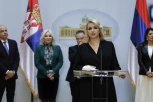 PRVE FOTOGRAFIJE MINISTARKE KISIĆ SA POLOMLJENOM RUKOM: Ovako izgleda nakon jučerašnje intervencije (FOTO)